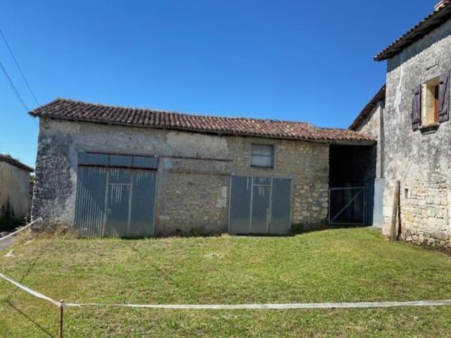 Granges en pierres aménageable en habitation, à Blanzaguet Saint Cybard, réseaux au pied