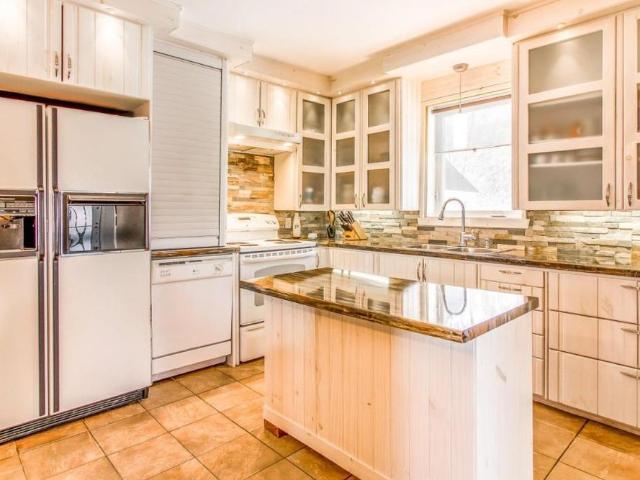 Grand 4 ½ lumineux TOUT INCLUS avec cour privée et stationnement – Disponible le 1er juillet