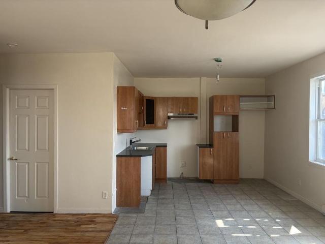 GRAND 4½ RÉNOVÉ — 2 CHAMBRES FERMÉES — SEPTEMBRE OFFERT