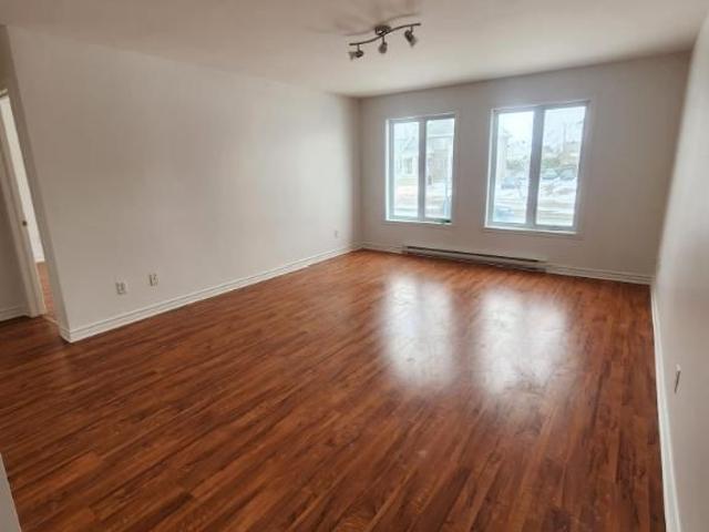 Grand 4 ½ style condo fraichement peinturé Boulevard Iberville, Repentigny Lanaudière