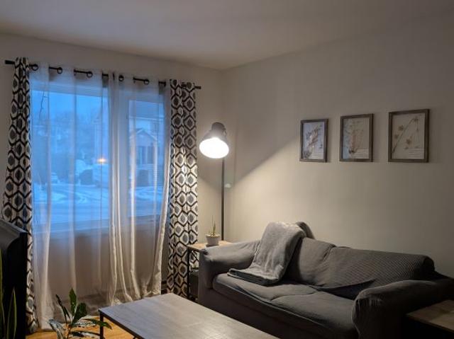 Grand 4 1/2 à Louer