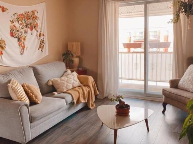 GRAND 4 1/2 + 1er ÉTAGE + RÉNOVER + MODERNE + À PIED CÉGEP ET MÉTRO MONTMORENCY * À VOIR