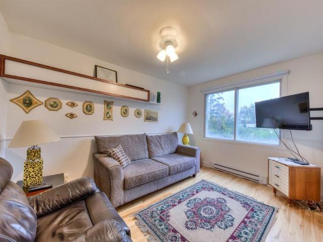 Grand 5½ lumineux à Chomedey + bureau – Stationnement inclus