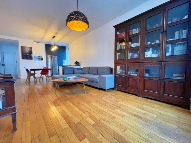 GRAND 2 PIECES TRES LUMINEUX AU DERNIER ETAGE