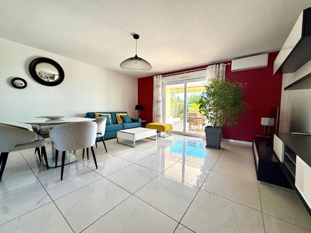 Grand 2 pièces en rez de jardin avec aperçu mer