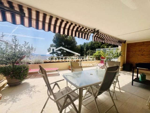 GRAND 2 PIECES ET GRANDE TERRASSE VUE MER ET COLLINES