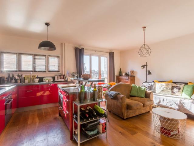 GRAND 2 PIECES MEUBLE A DEUX PAS DES COMMODITES