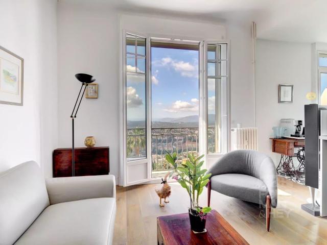 Grand 2 pièces rénové avec vue Mer 71m² Grasse