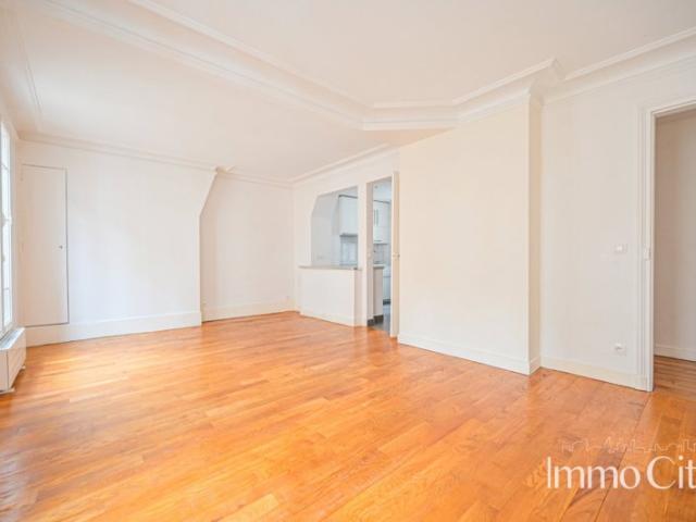 Grand 2 pièces sur cour, Paris 15ème nord !