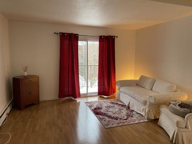 • Grand 3½ à 950$/mois, Eau Chaude Et Ch