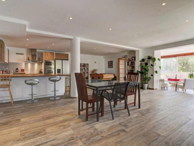 Grand 3 Pièces de 140M² en Duplex avec Jardin et stationnements