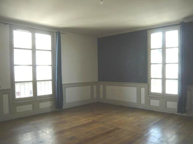 GRAND T3 2 SALLES DE BAINS CENTRE VILLE PERIGUEUX