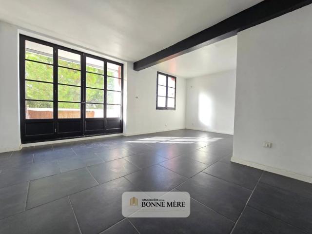 Grand T3 de 64m² en premier étage ancien T4