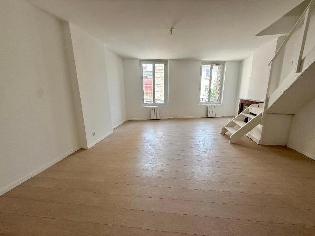 ✨ GRAND T3 EN DUPLEX – 80 m² – TERRASSE + VUE ÉGLISE – HYPER CENTRE VILLE – RUE ÉLISE GERVAIS ✨