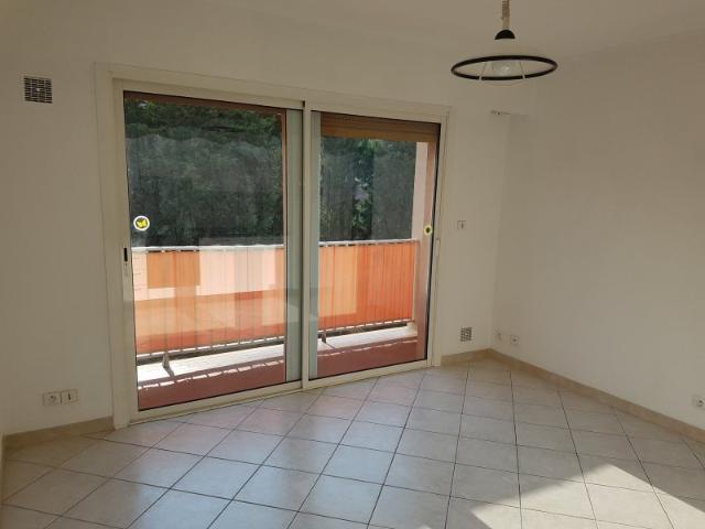 Grand T1 avec petite chambre séparée