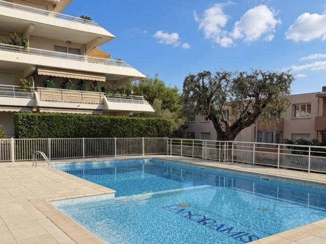 Grand T2/3 de 50m2+ grande terrasse et PISCINE parking et ca