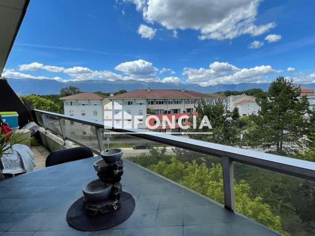 Grand T2 au dernier étage avec terrasse et vue sur le Jura