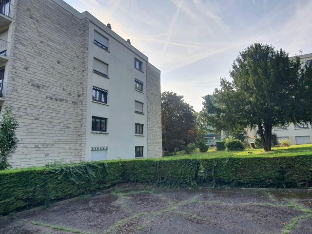 GRAND T2 AVEC BALCON + PARKING + CAVE