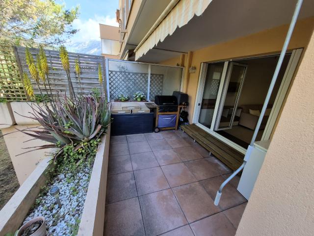 Grand T2 avec belle terrasse et garage fermé