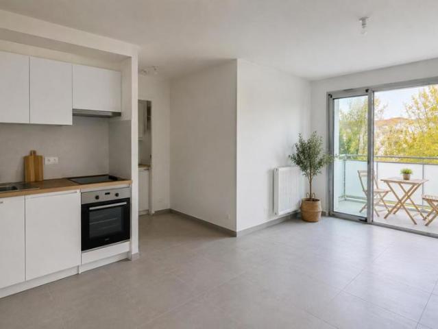 GRAND T2 LUMINEUX * Balcon au calme – Belle pièce de vie – PARKING – Talence