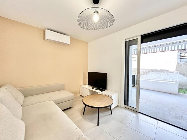 GRAND T2 MEUBLE AVEC TERRASSE, AU CALME DANS LE CENTRE DE ST GENIS LAVAL