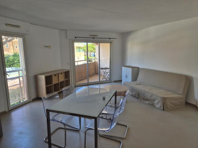 GRAND T2 MEUBLE PORT DE HYERES