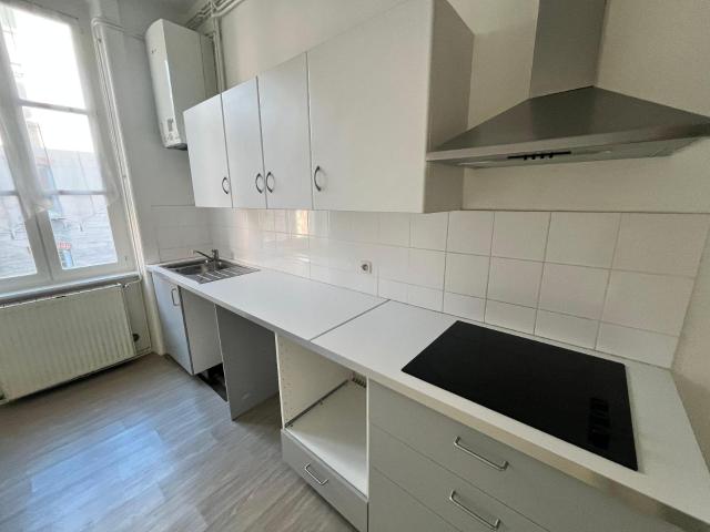 GRAND T2 PROCHE FACULTE JEAN MONNET rue Denis papin secteur.