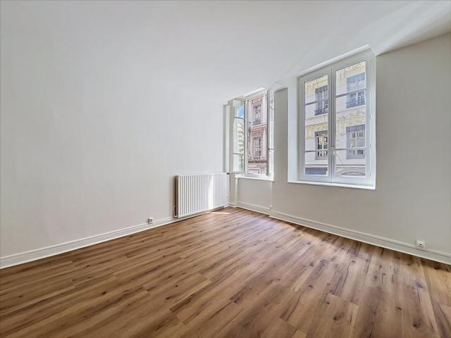 GRAND T2 RENOVE – 75 m2 – PLEIN CENTRE 69002 LYON