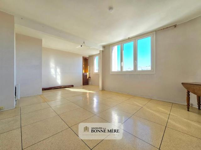 Grand T4 ancien T5 de 84m² avec cave et parking