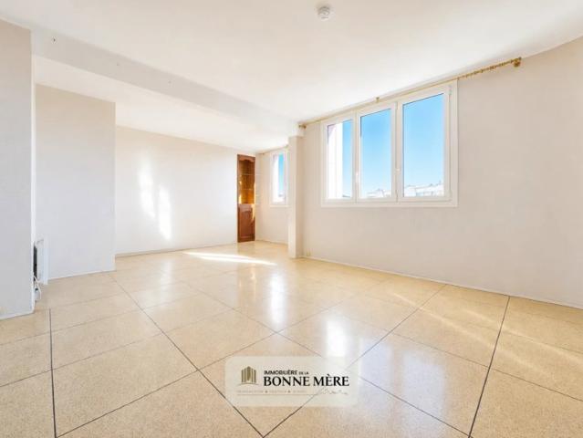 Grand T4 ancien T5 de 84m² avec cave et parking