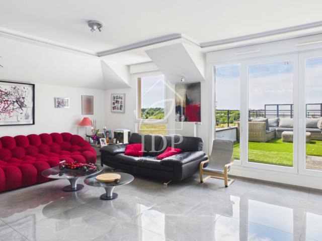 Grand T4 avec terrasse de 32 m2 et balcon 2 parkings en so