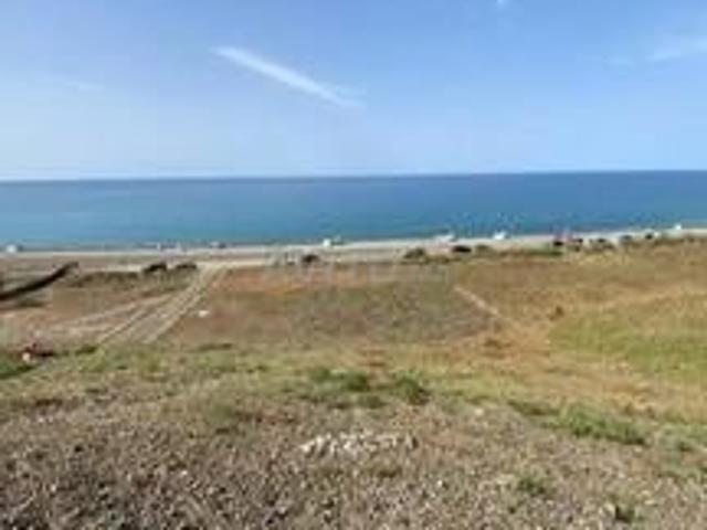 Grand terrain avec vue sur la mer