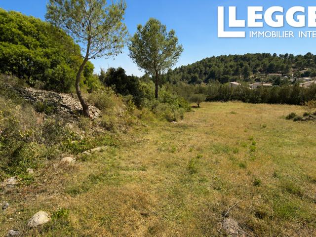 Grand terrain constructible avec vue à Bize Minervois – accompagnement possible pour votre projet