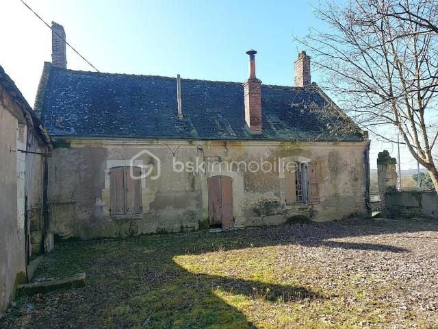 Grand terrain constructible avec bâtis