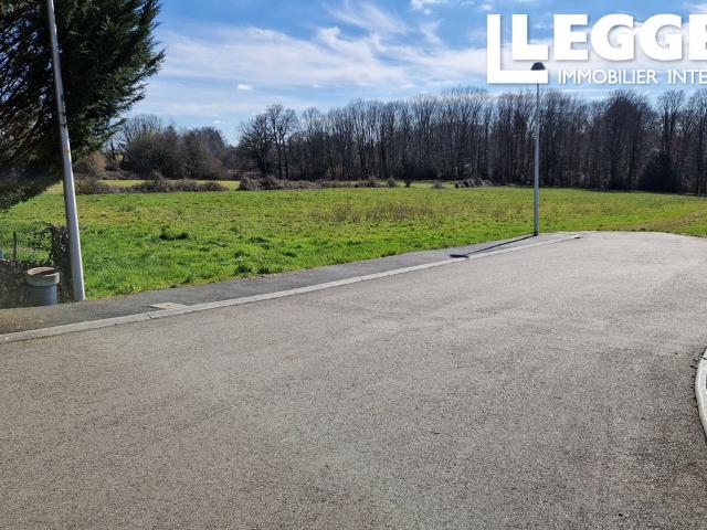 Grand terrain constructible avec possibilité de diviser en plusieurs lots