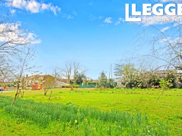Grand terrain plat et constructible dans un village animé à seulement 35 minutes de Toulouse
