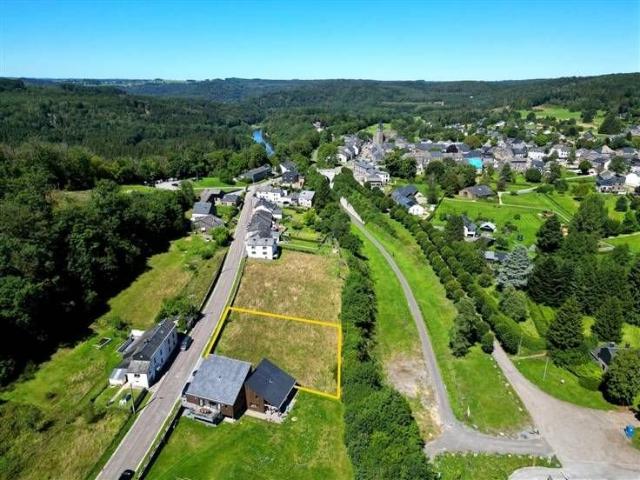 Grand terrain plat magnifique vue à deux pas du château