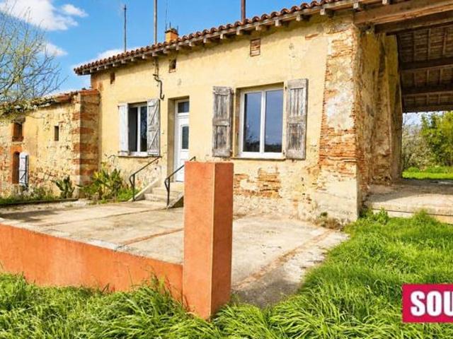 Grand terrain viabilisé de 2200 m2 avec une ferme à rénover intégralement ou démolir.31290 Saint Germier