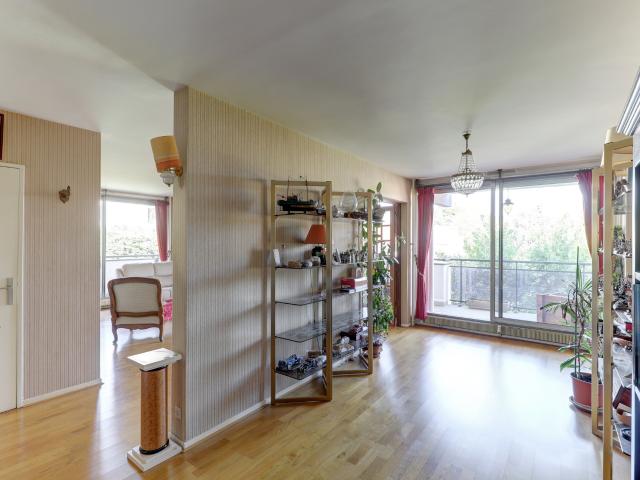 Grand appartement 159m2 situé à Chamalieres avec balcons garage et stationnement à rénover