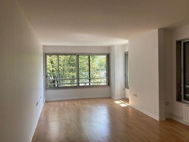 Grand appartement 2 pièces à Paris XVII