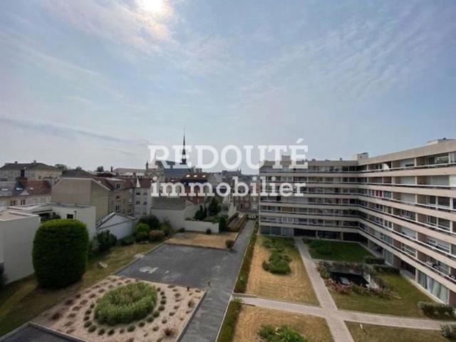 GRAND APPARTEMENT 3 PIÈCES en parfait état vendu loué en résidence avec ascenseur et gardien, proche centre ville