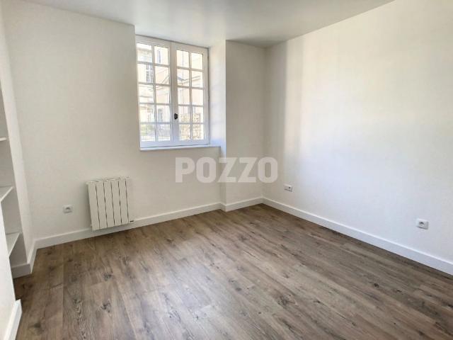Grand appartement 3 pièces RENOVE avec 2 PARKINGS et TERRASSE
