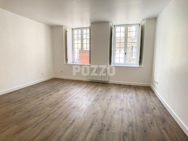 Grand appartement 3 pièces RENOVE avec 2 PARKINGS et TERRASSE