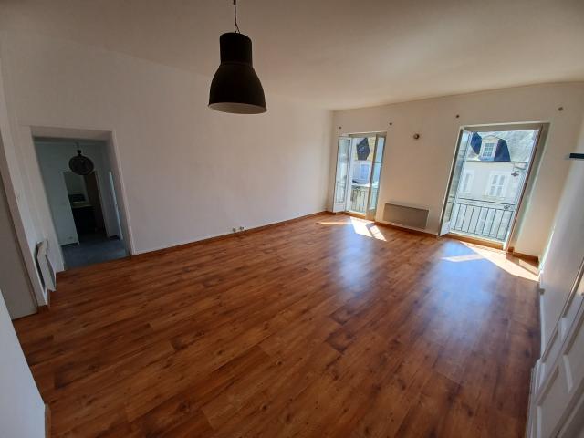 La Charité centre ville Grand, appartement spacieux T3, trés bon état, 85 m2 2ème étage en duplex