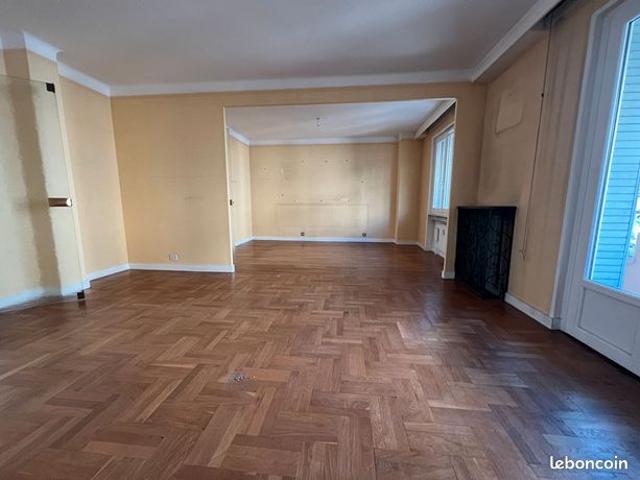 Grand Appartement à Lyon 7 de 5 pièces 102 m2 avec balcon et cave