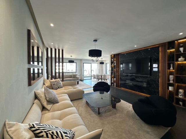 Grand appartement à louer à la Marina de Casablanca. 3 grandes pièces à vivre. Bien décoré