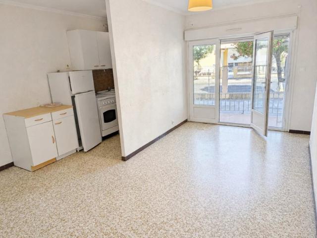 Grand appartement à rénover de type P3 en rez de chaussée
