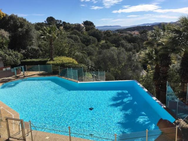 GRAND APPARTEMENT AVEC GRANDE TERRASSE VUE JUSQU'A LA MER
