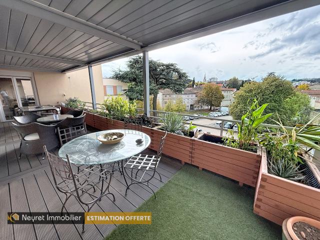 GRAND APPARTEMENT AVEC TERRASSE A ST CHAMOND