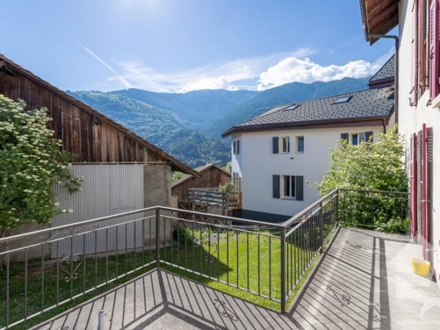 Grand appartement de 4.5 pièces à rénover dans une maison villageoise